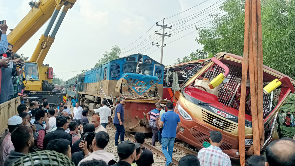 কুমিল্লায় বাস-ট্রেন সংঘর্ষ: তদন্তে একাধিক ব্যক্তি ও সংস্থার গাফিলতির প্রমাণ