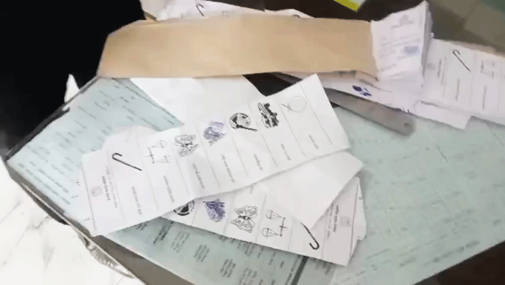 জোর করে ধানের শীষে সিল মারার চেষ্টা, ৩৮ ব্যালট বাতিল, আটক ৩