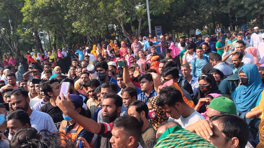 কুমিল্লা ইপিজেডে বকেয়া বেতনের দাবিতে নাসা গ্রুপের শ্রমিকদের বিক্ষোভ