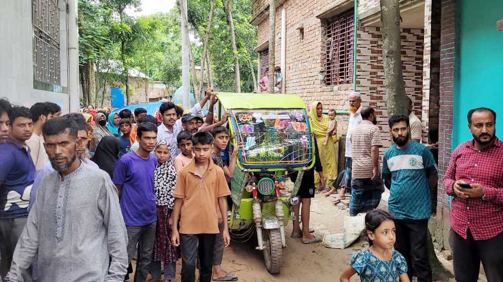 কুমিল্লায় বাসা থেকে মা-মেয়ের লাশ উদ্ধার, ভবন থেকে লাফিয়ে পালালেন যুবক