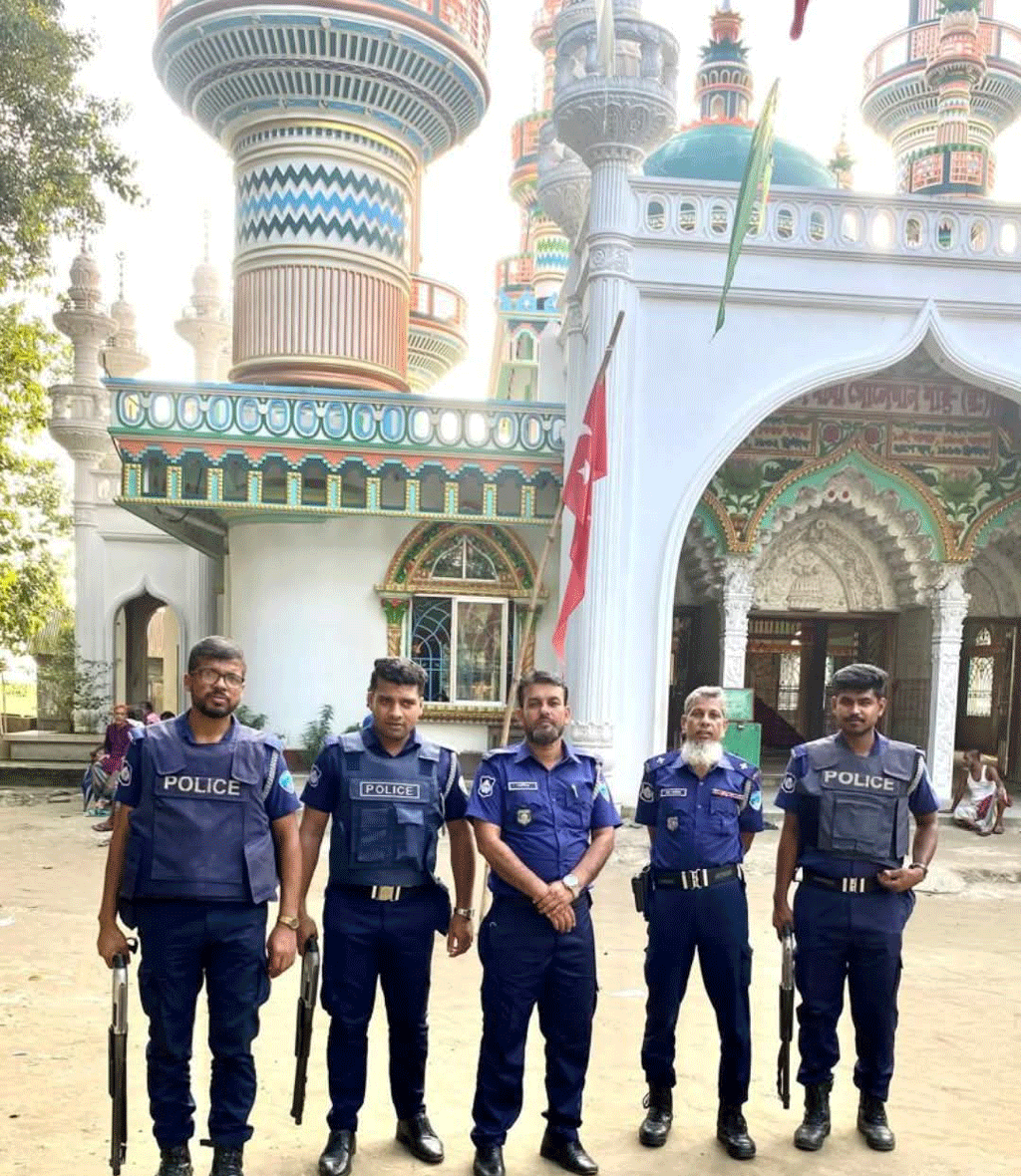 কুমিল্লার হোমনা উপজেলার পঞ্চবটি মাজারের সামনে আজ শনিবার পুলিশের সতর্ক অবস্থান। ছবি: আজকের পত্রিকা