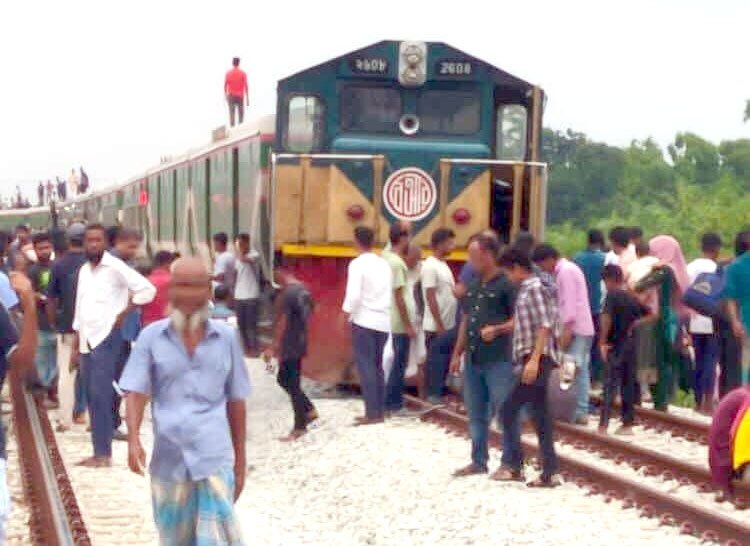 কুমিল্লায় পাহাড়িকা ট্রেন লাইনচ্যুত, গোধূলির ইঞ্জিন বিকল