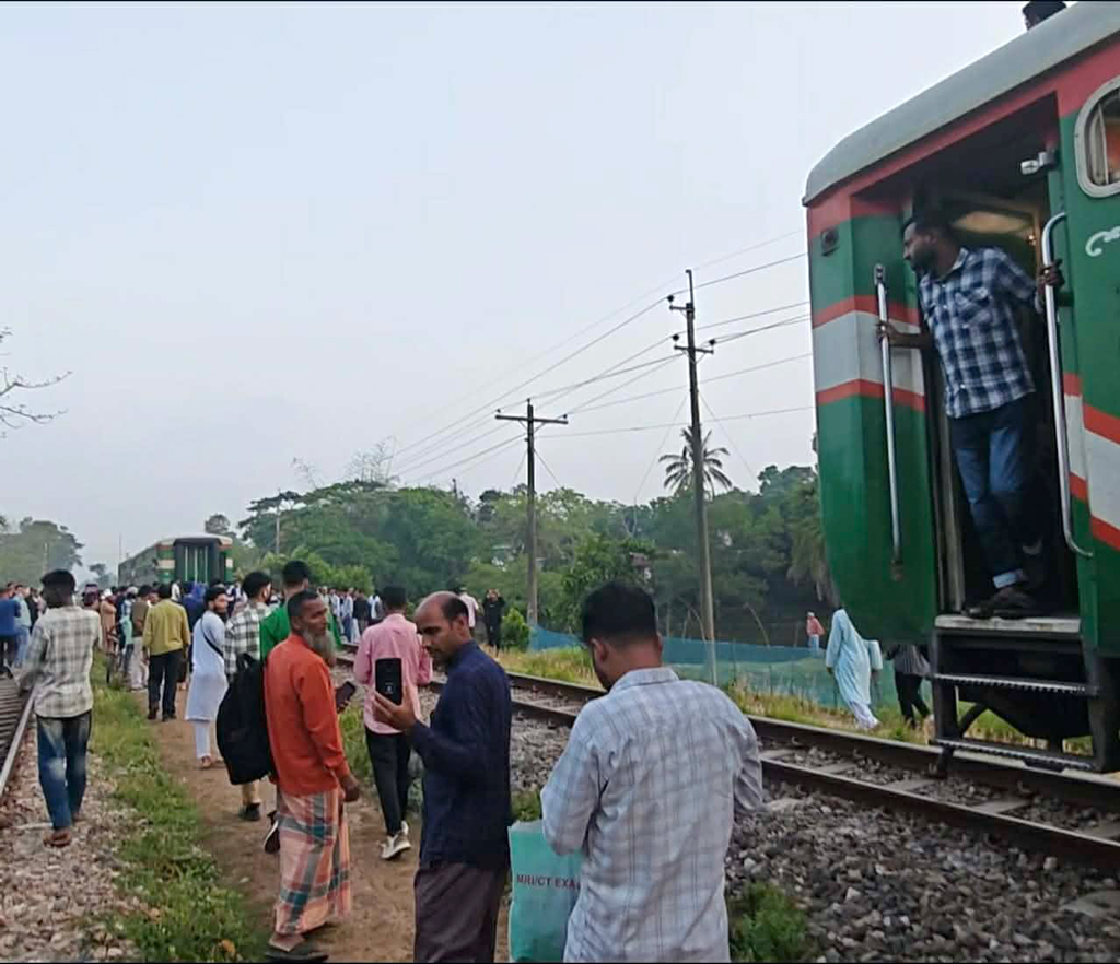 কুমিল্লায় তিনটি বগি ফেলে ১ কিমি চলে গেল ট্রেন, যাত্রীদের চিৎকারে টের পান চালক