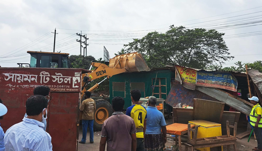 ঈদযাত্রা নির্বিঘ্ন করতে ঢাকা-চট্টগ্রাম মহাসড়ক থেকে শতাধিক অবৈধ স্থাপনা উচ্ছেদ