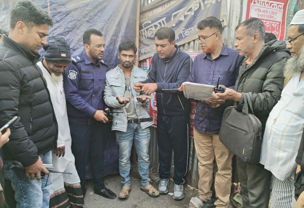 কুমিল্লায় আইনজীবীর বাসা থেকে বিদেশি পিস্তল–গুলি উদ্ধার, গ্রেপ্তার ২