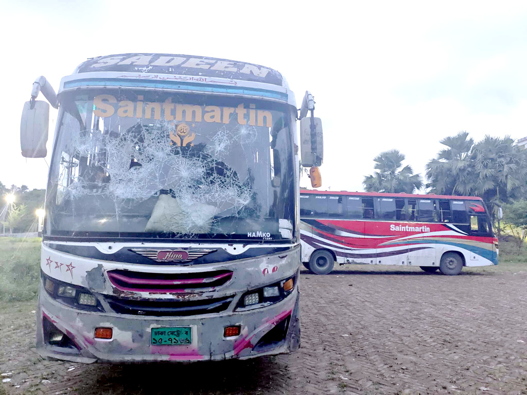 চলন্ত বাসে হাত-পা বেঁধে কুবি ছাত্রীকে ধর্ষণচেষ্টা, মহাসড়ক অবরোধ