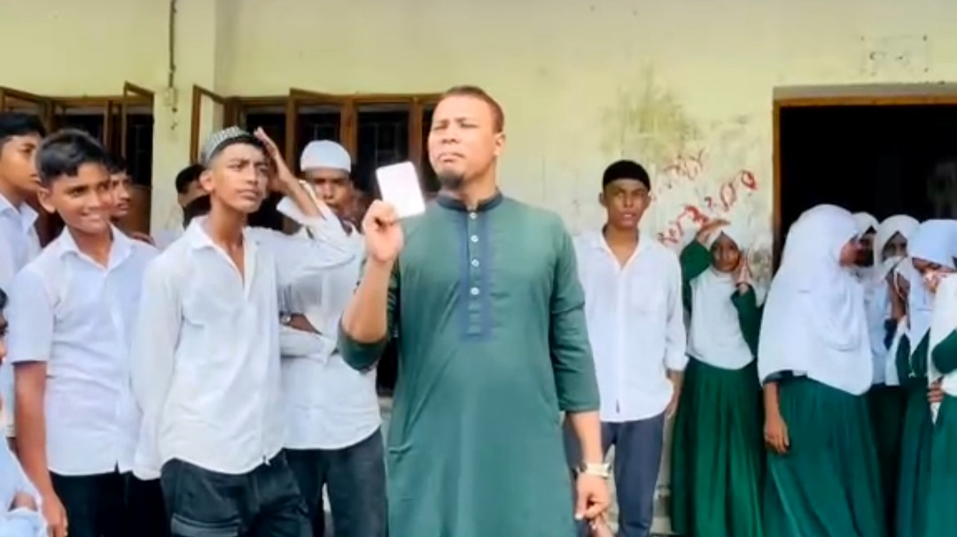 বিদ্যালয়ে আনা শিক্ষার্থীর আইফোন ভাঙলেন শিক্ষক