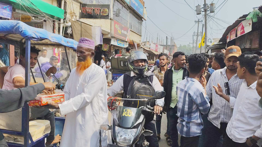 আওয়ামী লীগ নেতা গ্রেপ্তার, আনন্দ মিছিল ও মিষ্টি বিতরণ