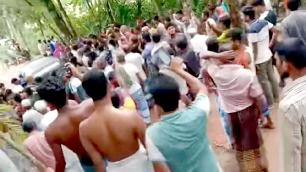 পুলিশের কাছে থেকে আসামি ছিনিয়ে নিল জনতা