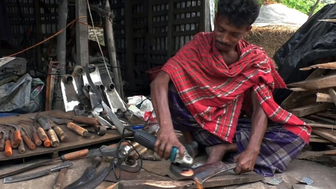 কোরবানির ঈদ ঘিরে দিনরাত কাজ করছেন আগৈলঝাড়ার কামারশিল্পীরা