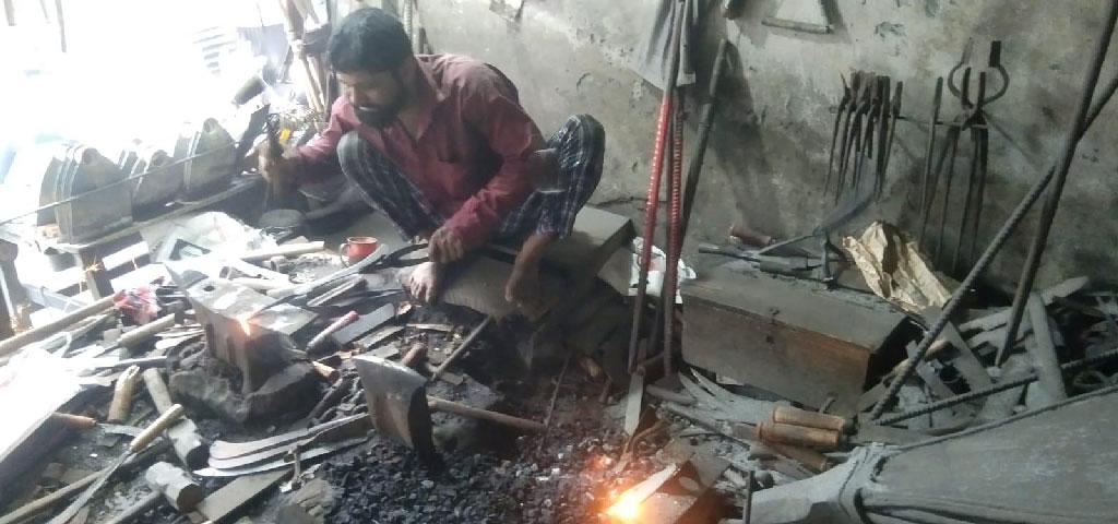 কোরবানির ঈদ ঘনিয়ে এলে ব্যস্ততা বাড়ে কামারপাড়ায়