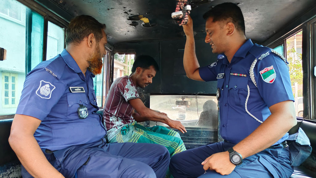 মুরগি চুরিতে ধরা পড়ে লজ্জায় থানাহাজতে আত্মহত্যার চেষ্টা আসামির