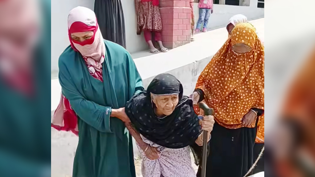 ‘ভোট দিসি, তাই ভাল্লাগতেছে’