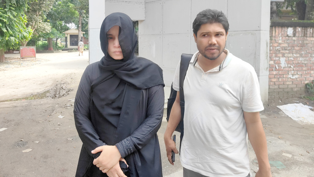 কামারখন্দে জাতীয় পরিচয়পত্র তৈরি করতে এসে রোহিঙ্গা নারী-পুরুষ আটক