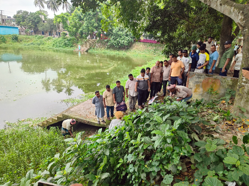 কামারখন্দে পরিচ্ছন্নতা অভিযান শুরু করল বিএনপি