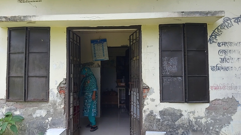 জরাজীর্ণ ভবন ও ওষুধ সংকটে নেছারাবাদের কমিউনিটি ক্লিনিক, ব্যাহত স্বাস্থ্যসেবা