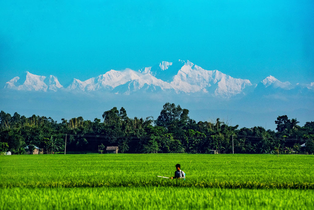 কাঞ্চনজঙ্ঘার রূপে বিমোহিত ঠাকুরগাঁওবাসী