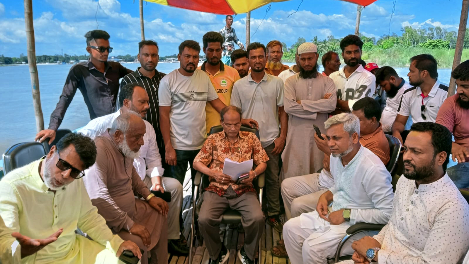 ভাঙনকবলিত কান্দারবাড়ি পরিদর্শনে এমপি আজাদ, নদীভাঙন রোধ ও দিঘীরপাড় সেতুর আশ্বাস