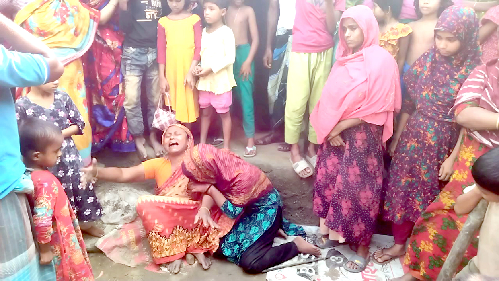 পুড়ে অঙ্গার বাসচালক: তিন যুবক পেট্রল ঢেলে বাসে আগুন ধরিয়ে পালিয়ে যায়