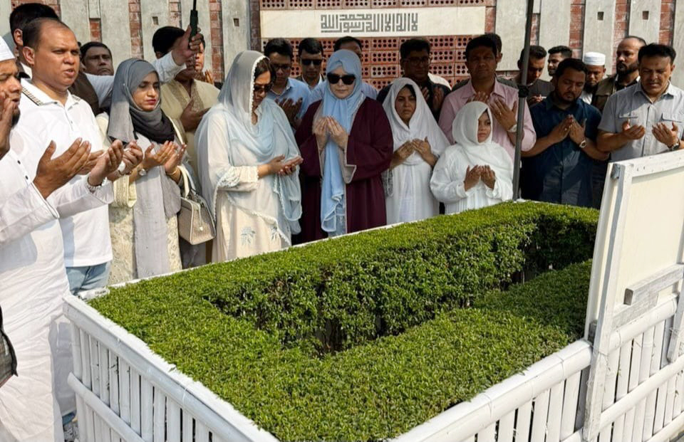 কোকোর কবর জিয়ারত করলেন শামিলা ও জোবাইদা