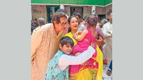 ঐতিহ্য, আবেগ আর বাঙালিয়ানায় মুখর মল্লিক ও মুখার্জিবাড়ির পূজা আয়োজন