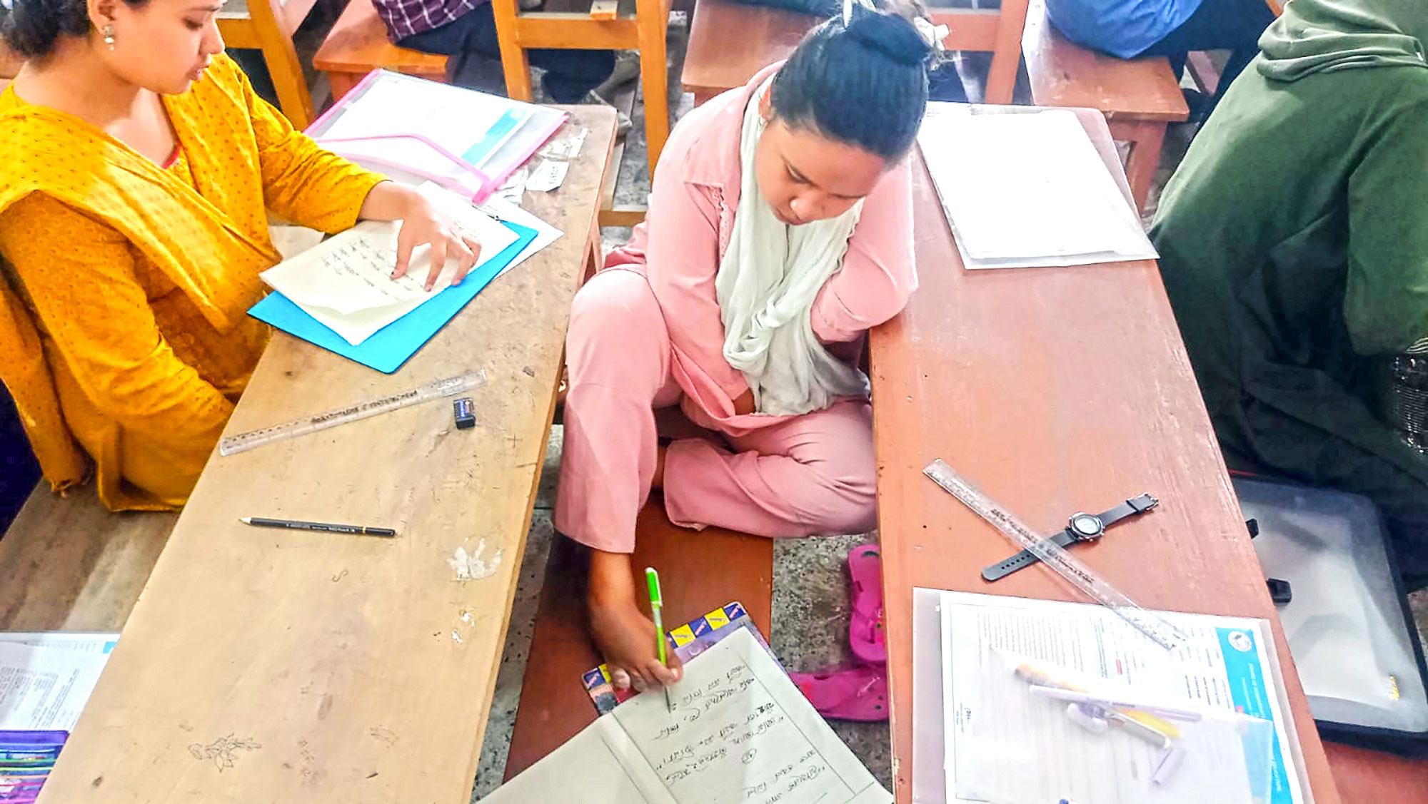 পা দিয়ে লিখে স্বপ্ন পূরণ
করতে চান কলি রানী
