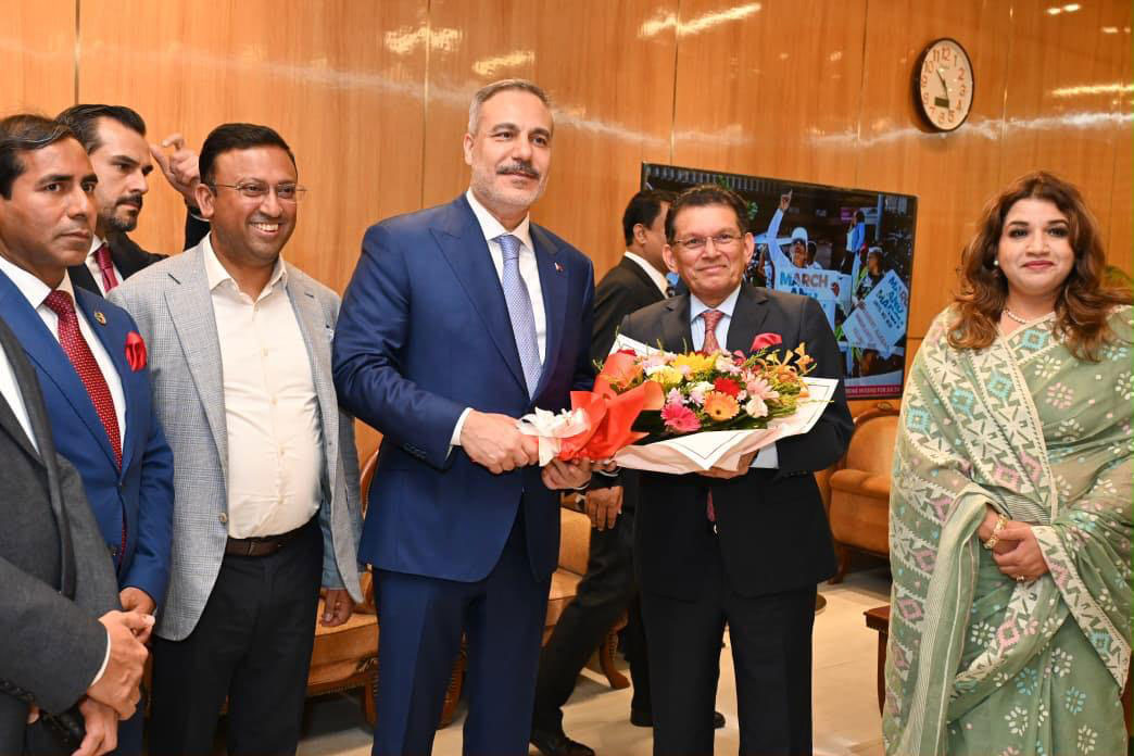 ৩ দিনের সফরে ঢাকা পৌঁছেছেন তুরস্কের পররাষ্ট্রমন্ত্রী হাকান ফিদান