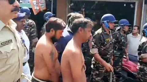 কলকাতায় এবার সেই কিশোরীর বাবা-মামা ও ভাইকে খালি গায়ে ঘোরাল পুলিশ