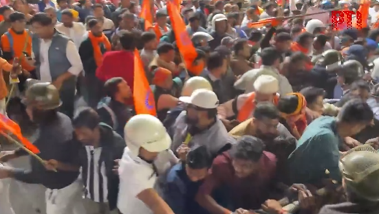 দিল্লির পর কলকাতায় ব্যারিকেড ভেঙে বাংলাদেশ উপহাইকমিশনে প্রবেশের চেষ্টা