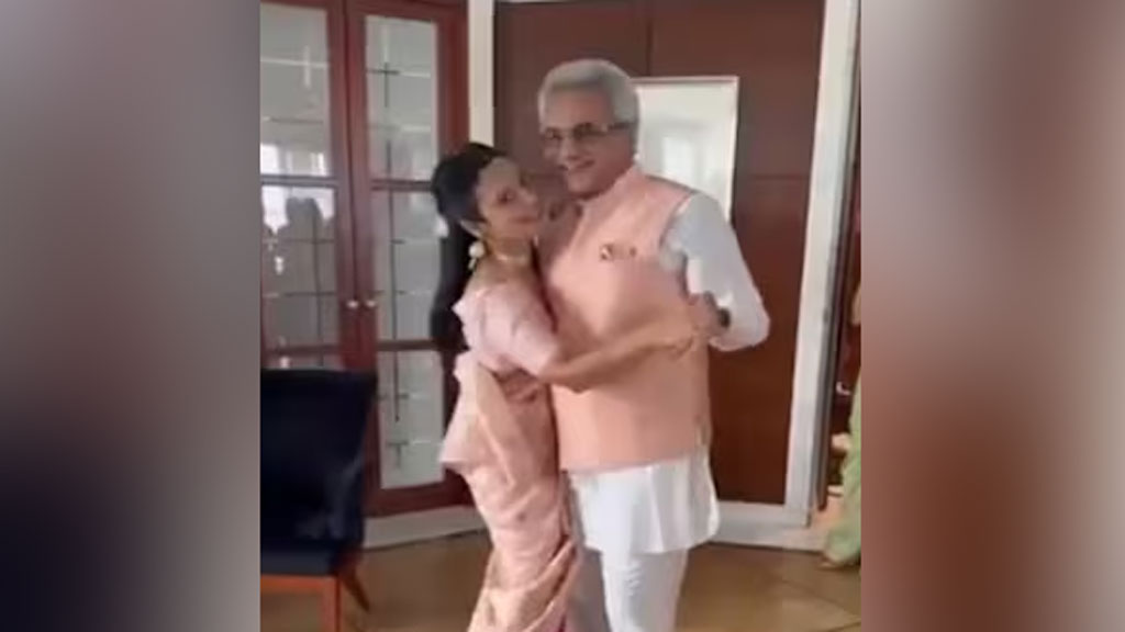 ‘রাত কি হামসাফার’ গানে নাচলেন তৃণমূলের মহুয়া ও বিজেডির পিনাকী