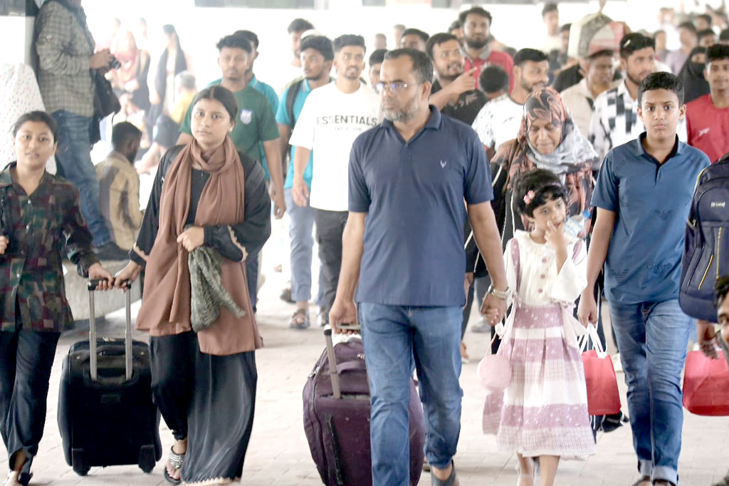 স্বজনদের সঙ্গে ঈদ উদ্‌যাপন শেষে রাজধানীতে ফিরছে মানুষ