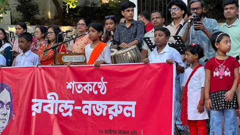 রবীন্দ্রনাথের ছবিতে কালি লেপনের প্রতিবাদে কক্সবাজারে ‘শতকণ্ঠে রবীন্দ্র-নজরুল’