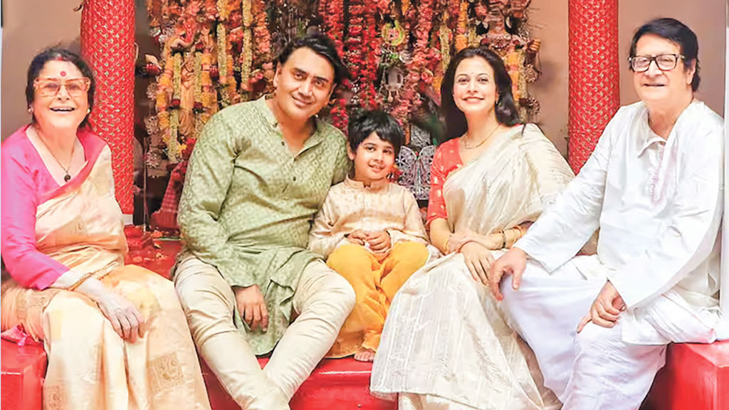 মল্লিকবাড়ির উৎসবে রঞ্জিত মল্লিক ও পরিবারের সদস্যরা। ছবি: সংগৃহীত