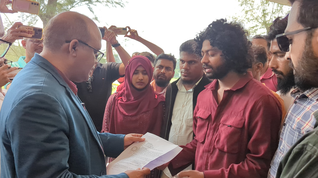 কনটেন্ট ক্রিয়েটর কাফির বাড়িতে আগুন: প্রধান উপদেষ্টাকে স্মারকলিপি
