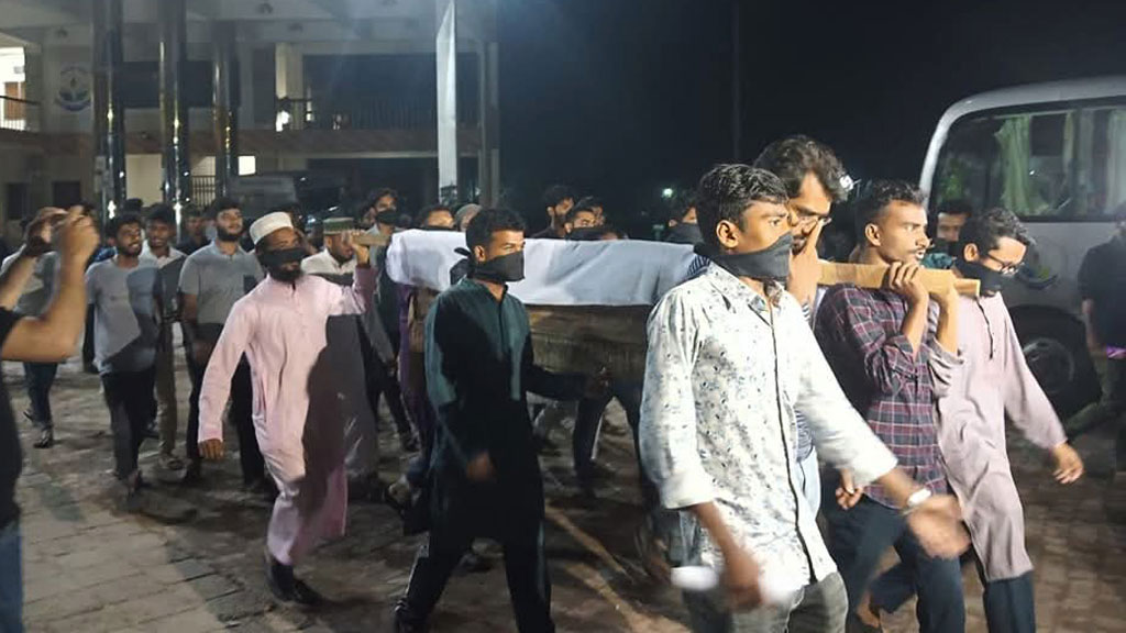 ববি প্রশাসনকে মৃত ঘোষণা করে শিক্ষার্থীদের কফিন মিছিল