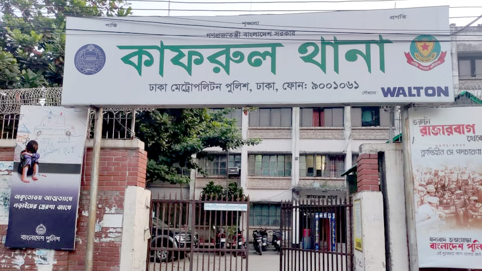 কাফরুল থানার সামনে ককটেল ছুড়ে পালানোর সময় যুবক আটক