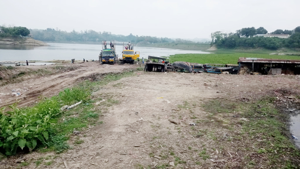কাপ্তাই লেকে পানি স্বল্পতায় বিদ্যুৎ উৎপাদন মাত্র ৪০ মেগাওয়াট