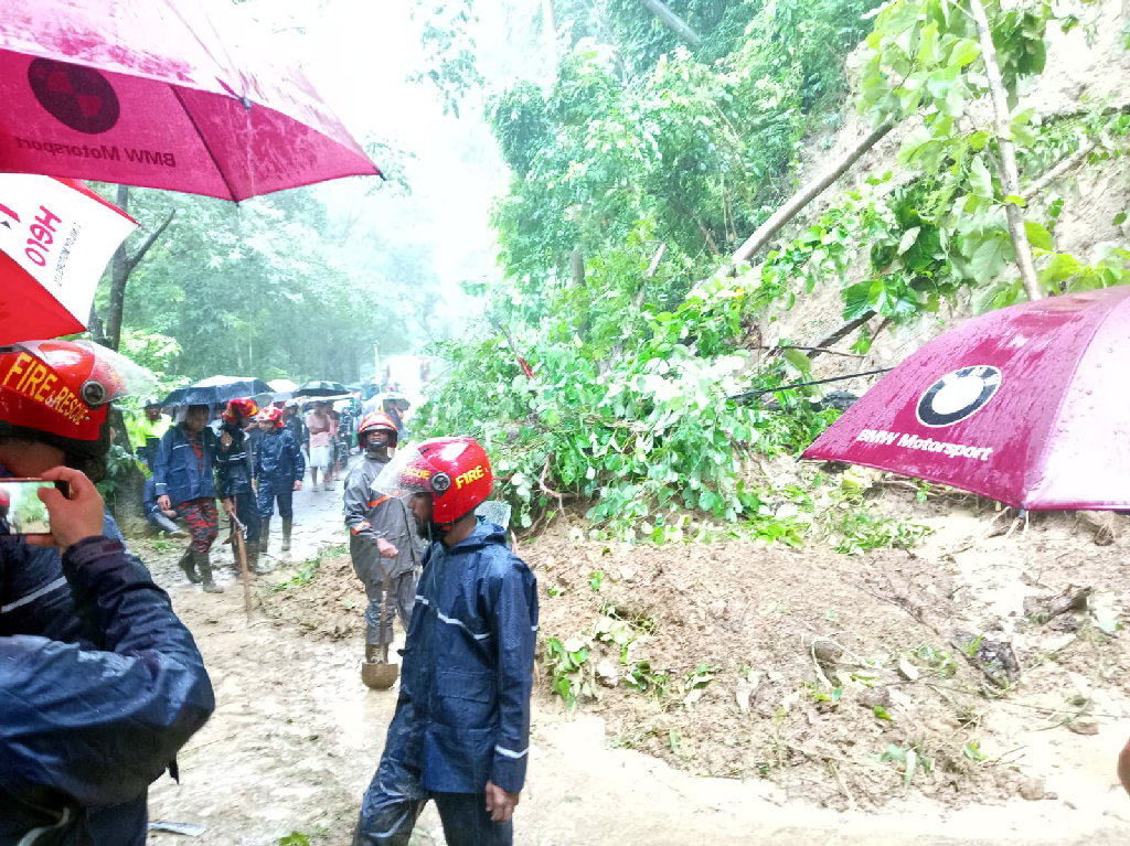 কাপ্তাইয়ে ৪ ঘণ্টা পর সড়কে যান চলাচল স্বাভাবিক