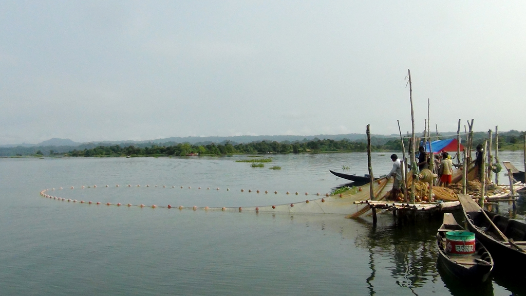 আজ মধ্যরাত থেকে কাপ্তাই হ্রদে মাছ ধরা বন্ধ