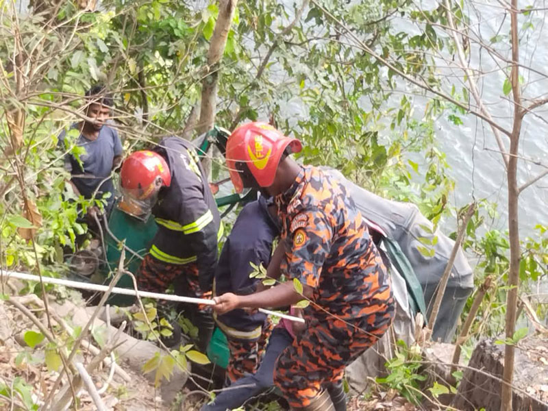 কাপ্তাইয়ের বালুচর এলাকা থেকে অটোরিকশা উদ্ধার। ছবি: আজকের পত্রিকা