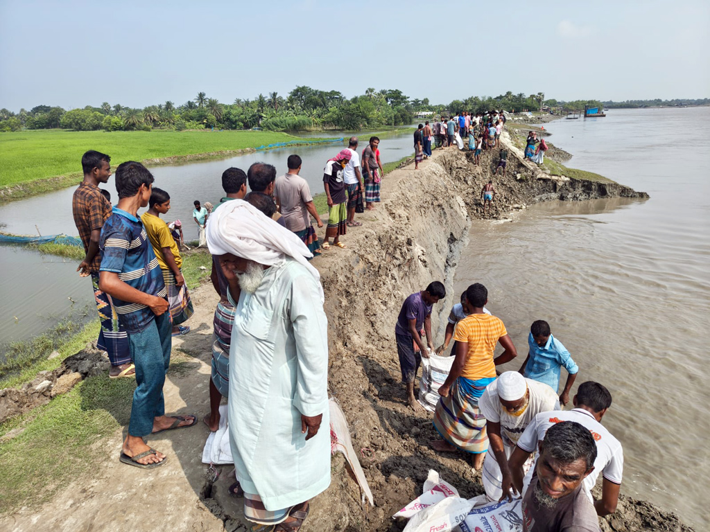 আশাশুনিতে কপোতাক্ষ নদের বেড়িবাঁধ ধসে ৬০ মিটার বিলীন, সংস্কারে স্থানীয়রা