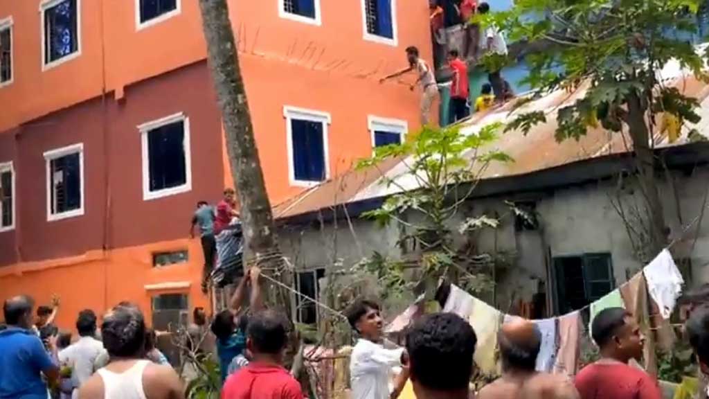 রায়পুরে ঘরে ঢুকে একই পরিবারের তিনজনকে কুপিয়ে হত্যা, গণপিটুনিতে নিহত সন্দেহভাজন