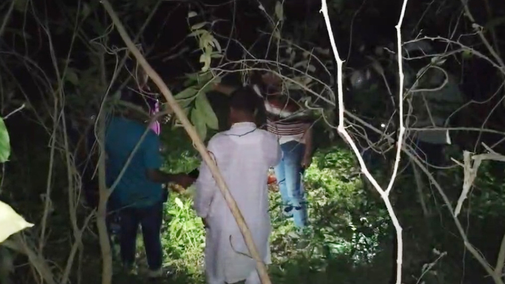 কুষ্টিয়ায় যুবককে কুপিয়ে হত্যা করে স্কুলের সামনে লাশ ফেলে গেল দুর্বৃত্তরা