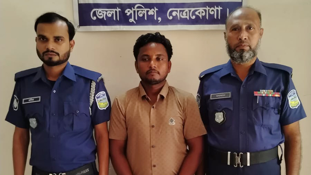 মামলা করায় ফের ভুক্তভোগীকে কুপিয়ে জখম, সন্ত্রাসী মানিক গ্রেপ্তার