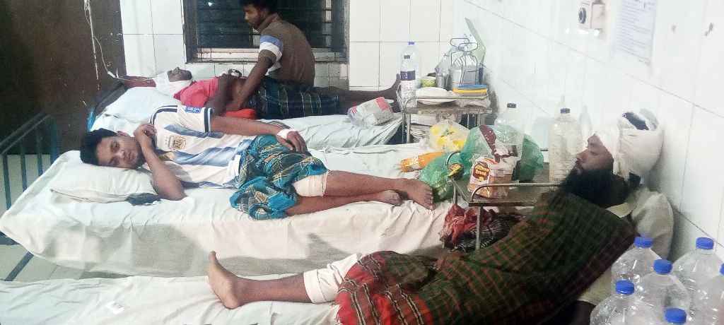 সুদের পাওনা টাকাকে কেন্দ্র করে একই পরিবারের ৫ জনকে কুপিয়ে জখম