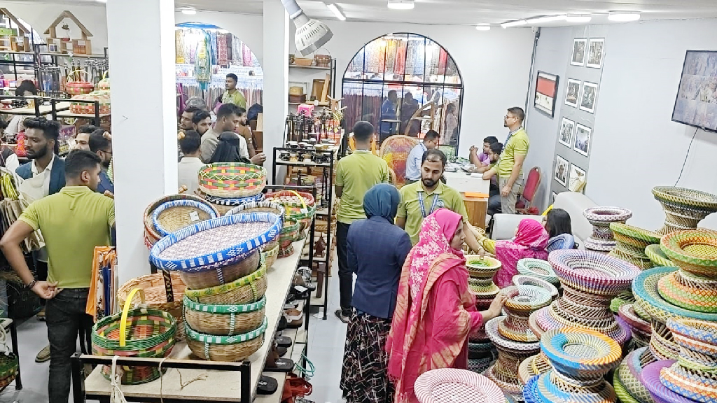 আন্তর্জাতিক বাণিজ্য মেলায় প্রথম স্থান অর্জন কারাবন্দীদের পণ্য নিয়ে সাজানো প্যাভিলিয়নের