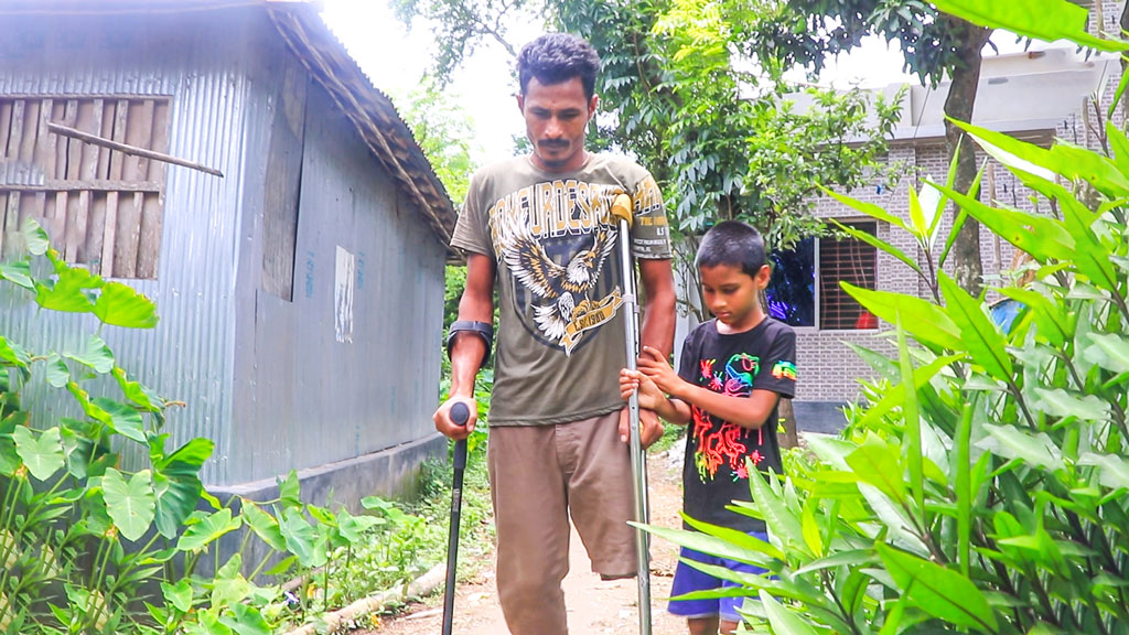 এক পায়ে ভর দিয়ে জীবনযুদ্ধে আরাফাত