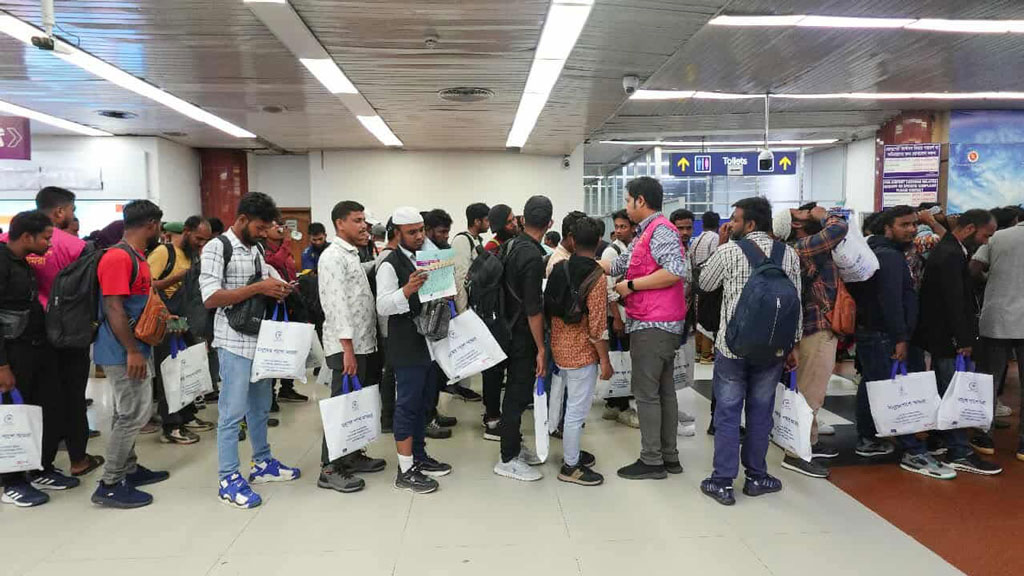 কিরগিজস্তান থেকে দেশে ফিরলেন ১৮০ বাংলাদেশি