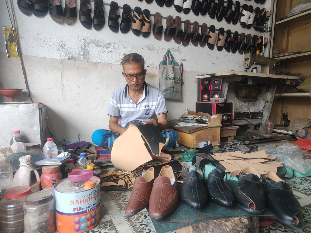 টিকে থাকার লড়াই করে যাচ্ছেন হাতে তৈরি জুতার কারিগরেরা