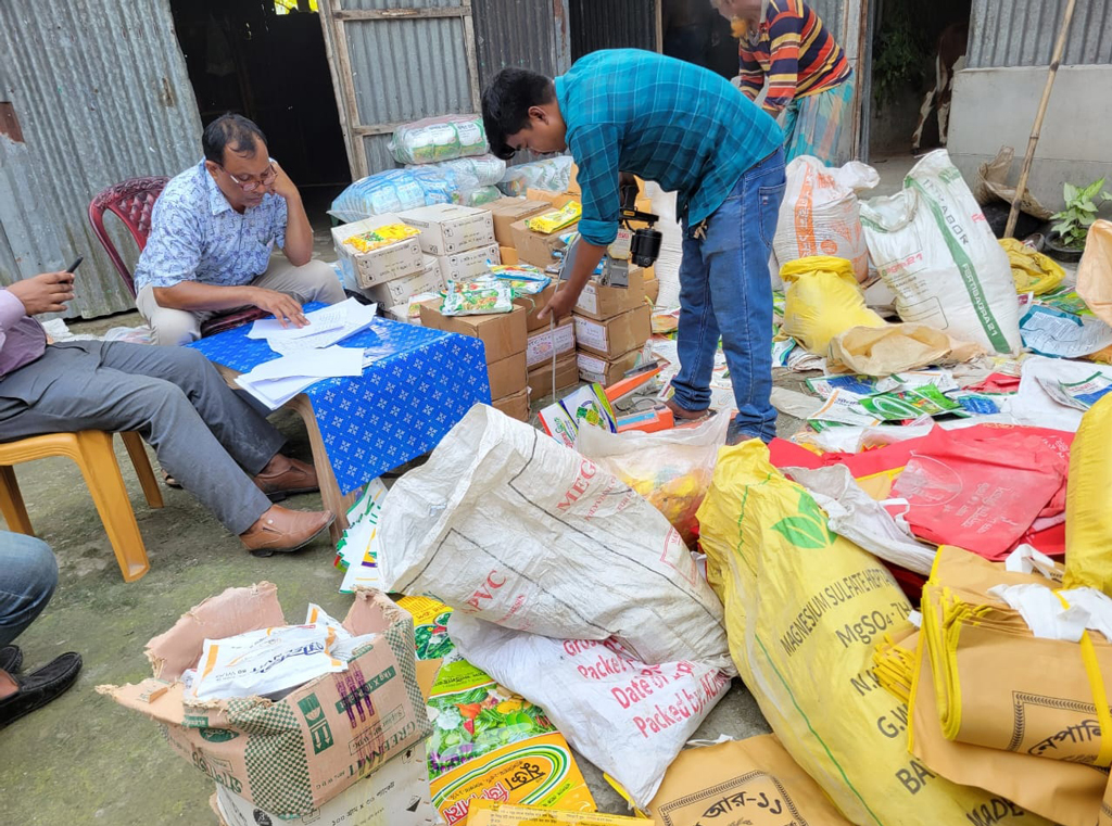 কুড়িগ্রামের উলিপুরে নকল সার তৈরির একটি কারখানার সন্ধান পেয়ে অভিযান চালায় প্রশাসন। ছবি: আজকের পত্রিকা